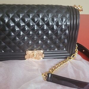 Chic Black Quilted Shoulder Bag with Gold Chain